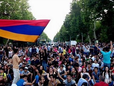 Протестующие в Ереване, пр. Маршала Баграмяна, 26.6.15. Источник - https://twitter.com/shelomovskiy