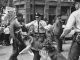 Полицейские натравливают собак на участников Марша детей, Бирмингем (Алабама, США), 1963. Фото: rg.ru