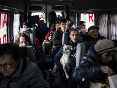 Люди сидят в автобусе во время эвакуации. Фото: Evgeniy Maloletka / AP Photo