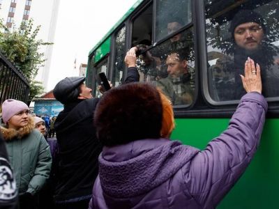 Жители Екатеринбурга провожают мобилизованных родственников. Фото: Марина Молдавская / Коммерсант