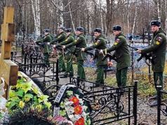 Похороны с военскими почестями. Фото: Александр Воронин, Каспаров.Ru