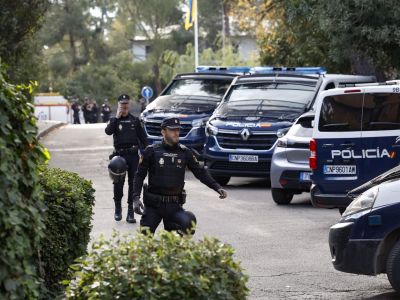 Полиция у посольства Украины в Мадриде после взрыва. Фото: EPA/Scanpix