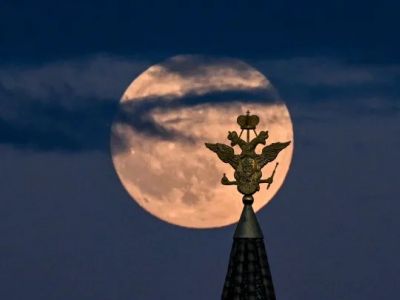 Луна и двуглавый орел. Фото: AFP