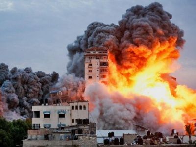Взрыв высотного здания в Газе, 7 октября. Фото: Ahmed Zakot / Reuters