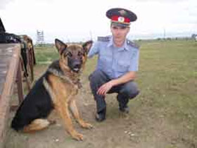Милиционер и собака. Фото с сайта mvd.bol.ru