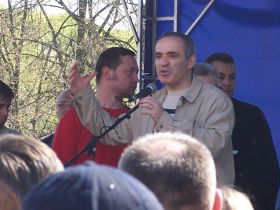 Каспаров на шествии 1 мая в Петербурге. Фото: Кирилл Бютнер.
