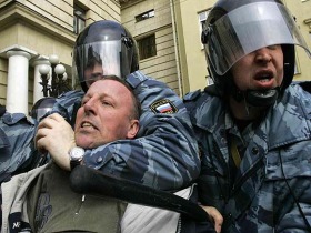 Задержание Сергея Гуляева на митинге "несогласных". Фото с сайта www.fontanka.ru