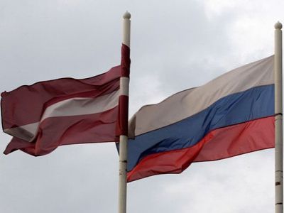 Флаги Латвии и России. Фото: Reuters