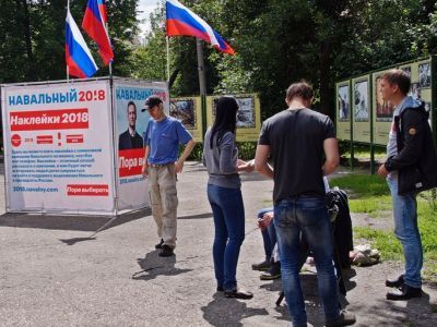 Пикет у куба Навального. Фото: Александр Воронин, Каспаров.Ru