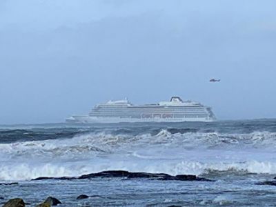 Круизный лайнер Viking Sky у западного побережья Норвегии. Фото:  REUTERS / Odd Roar Lange/NTB Scanpix