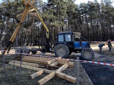 Снос крестов на мемориале в Куропатах, 4.4.19. Фото: svaboda.org