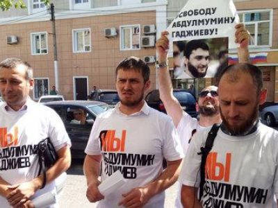 Одиночный пикет в поддержку журналиста Абдулмумина Гаджиева. Фото: Мурад Мурадов / "Кавказский узел"