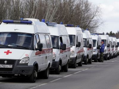 Очередь из машин скорой помощи перед больницей в Химках. Фото: Татьяна Макеева / Reuters