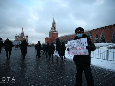 Олег Кашинцев в пикете с плакатом с надписью "Свободу Навальному. Putin is a killer".   Фото: Руслан Терехов / Sota.vision