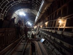 Рабочие в тоннеле метро. Фото: Мария Плешкова / РБК