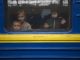 Дети смотрят из окна поезда, отправляющегося из Львова в Ужгород на границе со Словакией. 3 марта 2022. Фото: AFP