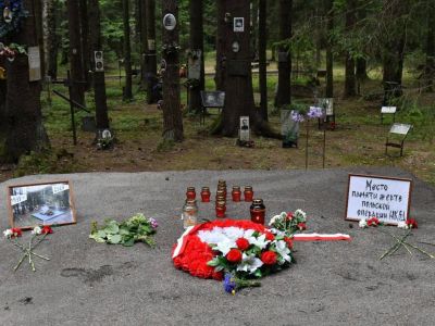 Стихийный мемориал на месте памятника погибшим в годы репрессий полякам, июль 2023. Фото: t.me/voronapravda