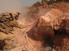 Израильский солдат кидает гранату в бункер 
